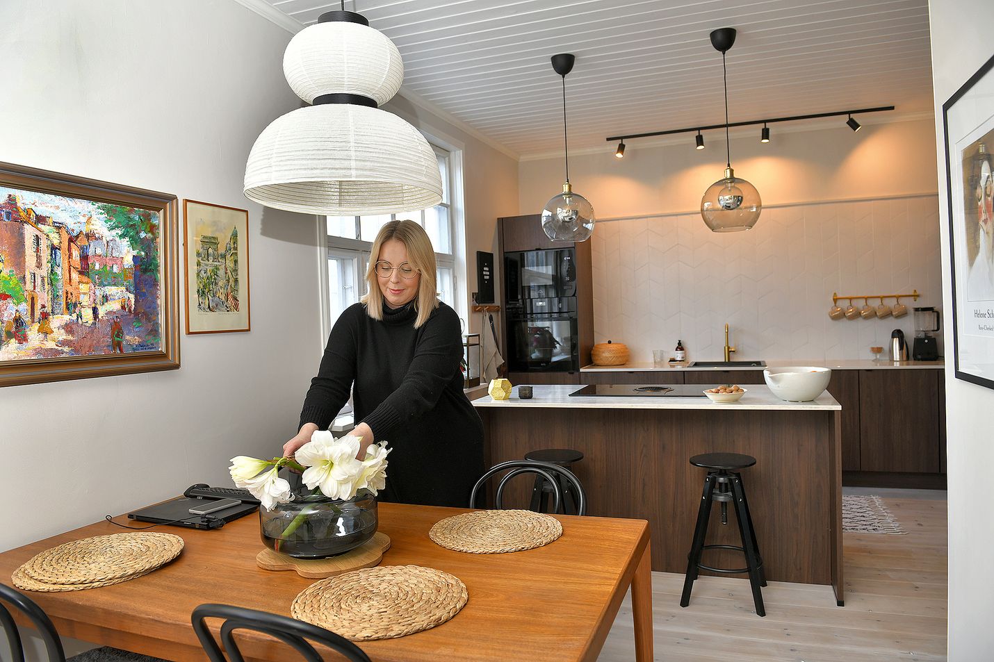 Johanssonit valitsivat keittiöönsä tumman pähkinänväriset kalusteet. Keittiö, ruokailutila ja olohuone muodostavat nyt yhtenäisen kokonaisuuden. 