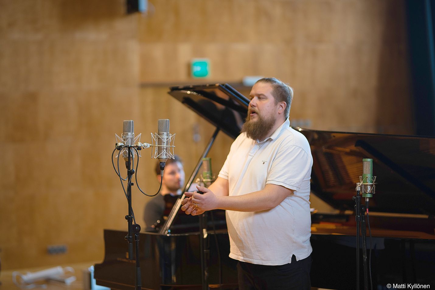 Eurajoki Bel Cantosta tuttu bassobaritoni Erik Rousi äänittää yhdessä pianisti Justas Stasevskijin kanssa Scubertin kolme laulusarjaa.