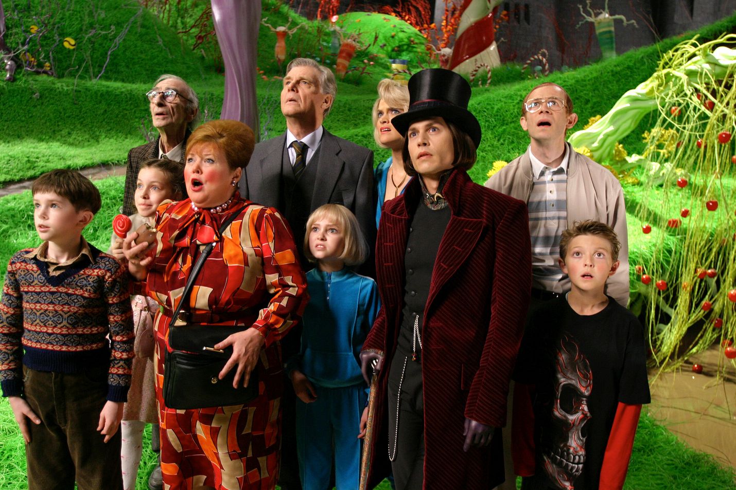 Erakoitunut makeismaakari Villi Vonkka (Johnny Depp) päästää viisi lasta tutustumaan arvoitukselliseen suklaatehtaaseensa.
