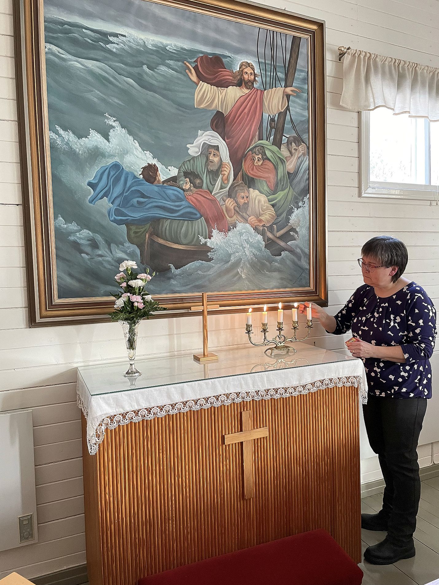Eurajoen seurakunnan lähetyssihteeri Maarit Lehto tuntee rukoushuoneen läpikotaisin, sillä hän on itsekin aikoinaan toiminut talon vahtimestarina. Alttaritaulun on maalannut kuivalahtelainen kauppiaan rouva Toini Laaksonen 1950-luvulla.