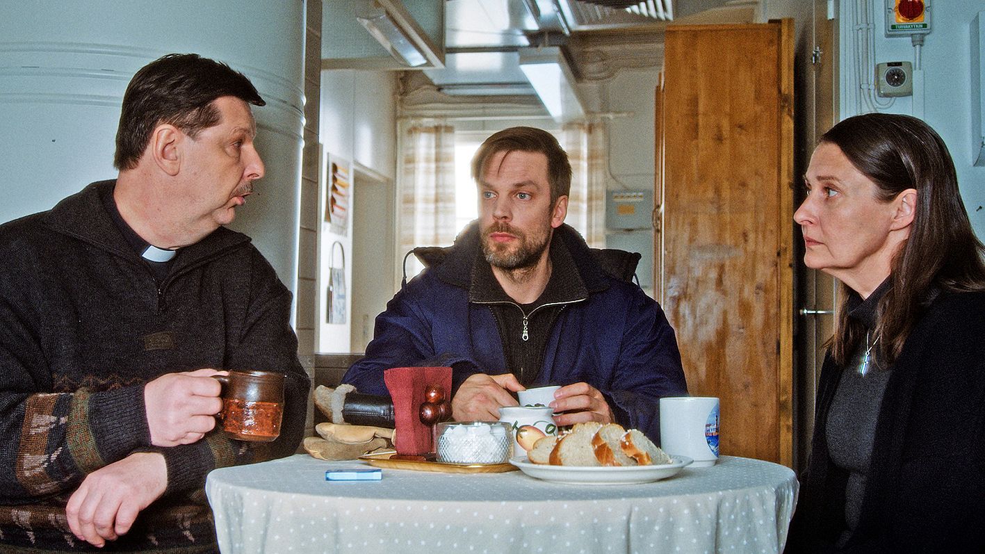 Mikko Nousiainen (keskellä) esittää isää, joka muuttaa poikansa kanssa pieneen kylään Kainuussa.