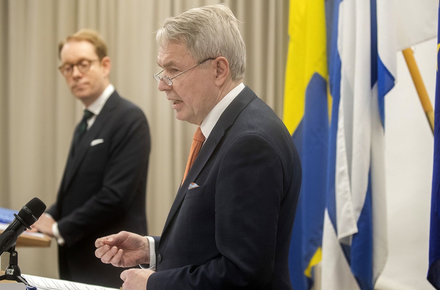 Ulkoministeri Pekka Haavisto tapasi tiistaina Ruotsin ulkoministerin Tobias Billströmin. Molemmat vakuuttivat, että maiden tavoitteena on eteneminen yhtä aikaa Natoon. Billström huomautti kuitenkin, että naapureilla on myös omat intressinsä Natoon menemisessä.