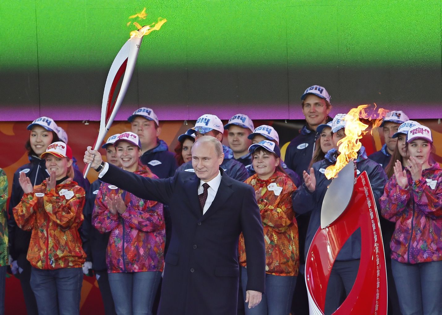 Venäjän presidentti Vladimir Putin kantoi olympiatulta juhlaseremonioissa Moskovan Punaisella torilla lokakuussa 2012. Sotshissa Venäjällä helmikuussa 2014 pidetyt olympialaiset muistetaan siitä, että niiden päätteeksi Putin määräsi Venäjän asemiehet miehittämään Ukrainalta Krimin ja Donbasin alueita.