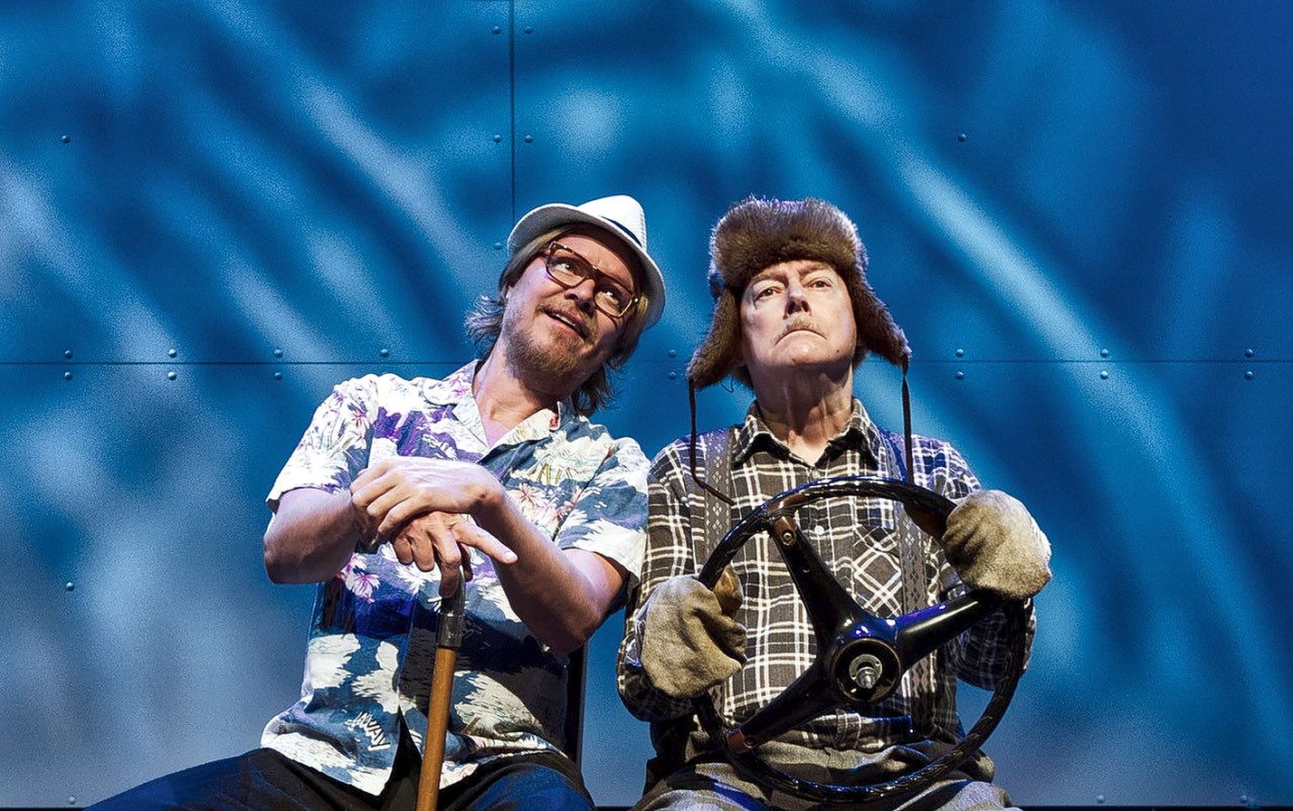 Raimo Nummela (oik.) ja Jari Luolamaa ovat Mielensäpahoittaja ja sen veli Uudenkaupungin teatterissa.