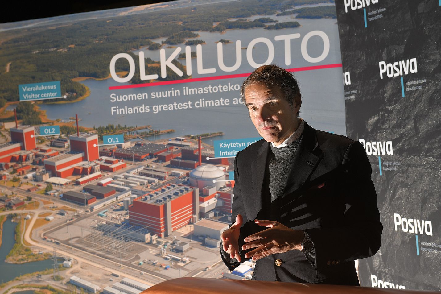 Ydinenergiajärjestö IAEA:n pääjohtaja Rafael Grossi puhua Onkalosta ”game changerinä”, voimakkaana suunnanmuutoksena. "Tämä on maailmanluokan referenssi, joka todistaa, että käytetyn ydinpolttoaineen loppusijoitus on mahdollista tehdä turvallisesti ja kestävällä tavalla", sanoi Grossi Länsi-Suomen haastattelussa Olkiluodossa marraskuussa 2020.