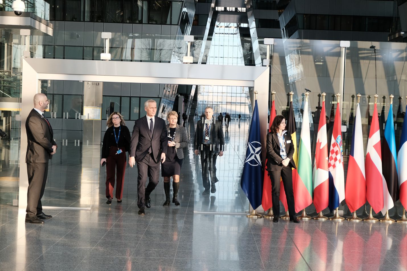Naton pääsihteeri Jens Stoltenberg marssi viime viikolla puolustusministerikokouksen aluksi toimittajien eteen kertomaan Naton tämänhetkiset painopisteet.