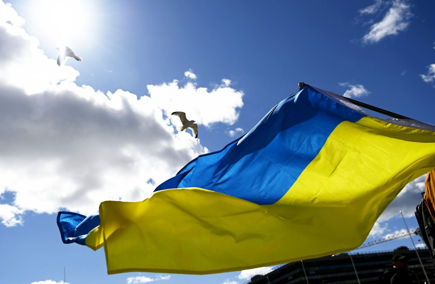 Sininen ja keltainen näkyvät tänään eri puolilla Suomea, kun Venäjän hyökkäyksestä Ukrainaan tulee kuluneeksi vuosi.