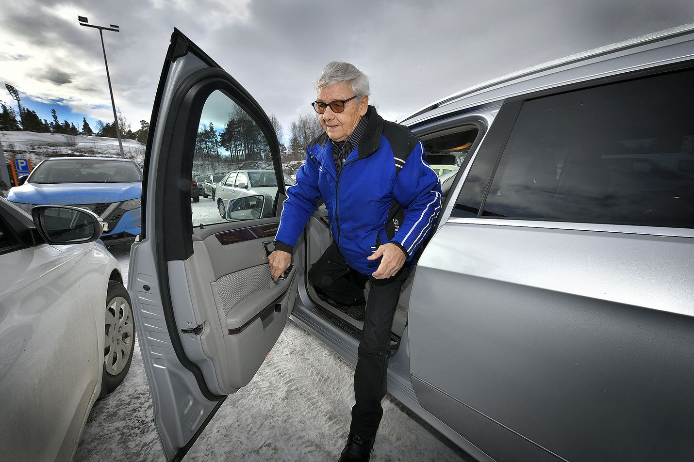 Raumalainen Pertti Helkiö on autoillut jo 60 vuoden ajan. Tällä hetkellä Helkiö käyttää autoa tarpeen mukaan, pääasiassa kauppareissuilla. Hän suosittelee monelle ikääntyneelle automaattivaihteita, sillä se vapauttaa huomion paremmin liikenteeseen. 