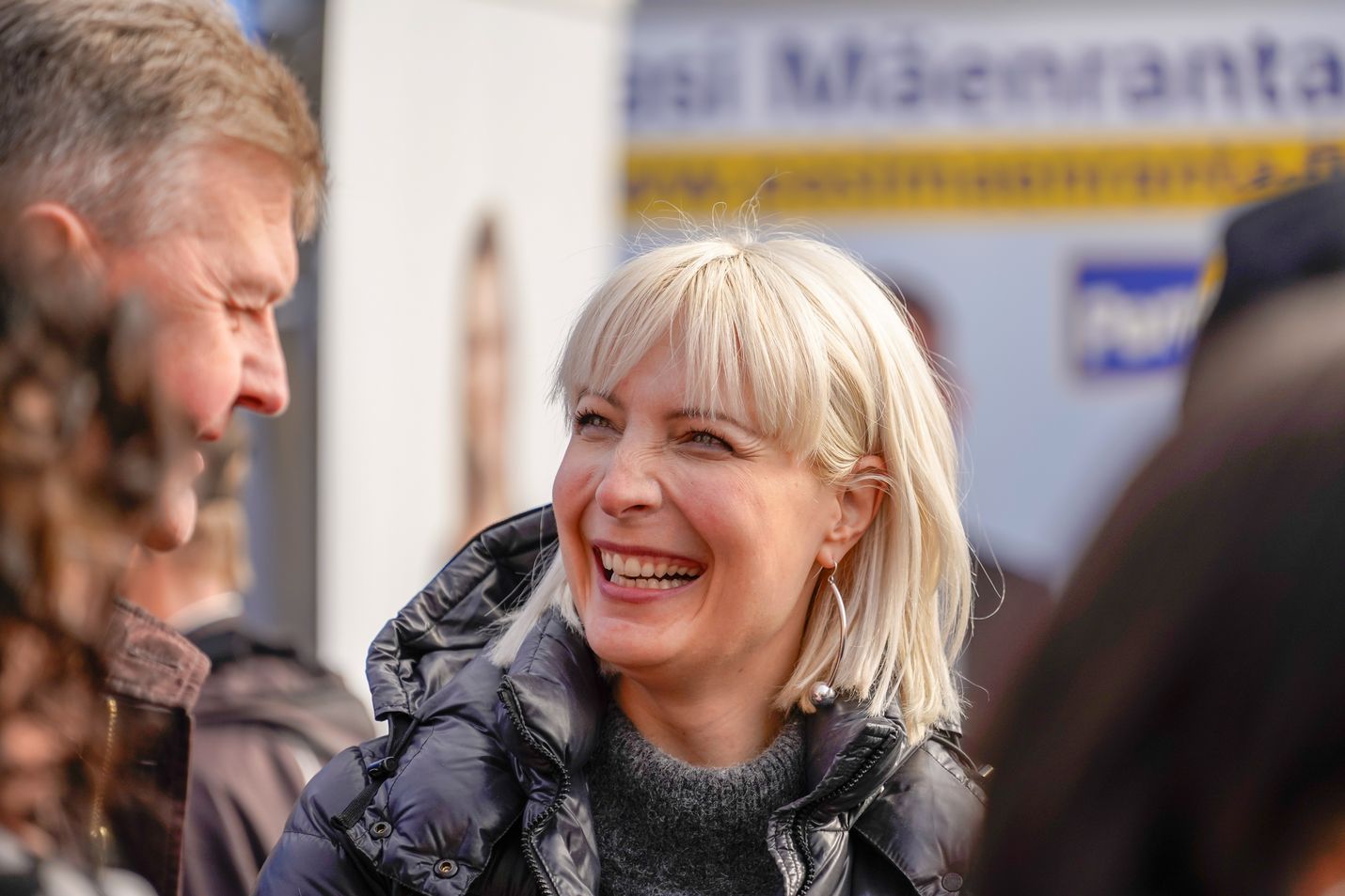 Laura Huhtasaari kampanjoimassa Raumalla ennen eduskuntavaaleja 2019. Silloin Huhtasaari valittiin äänivyöryllä eduskuntaan, mutta heti perään hänet valittiin europarlamenttiin. Nyt Huhtasaari aikoo palata eduskuntaan.