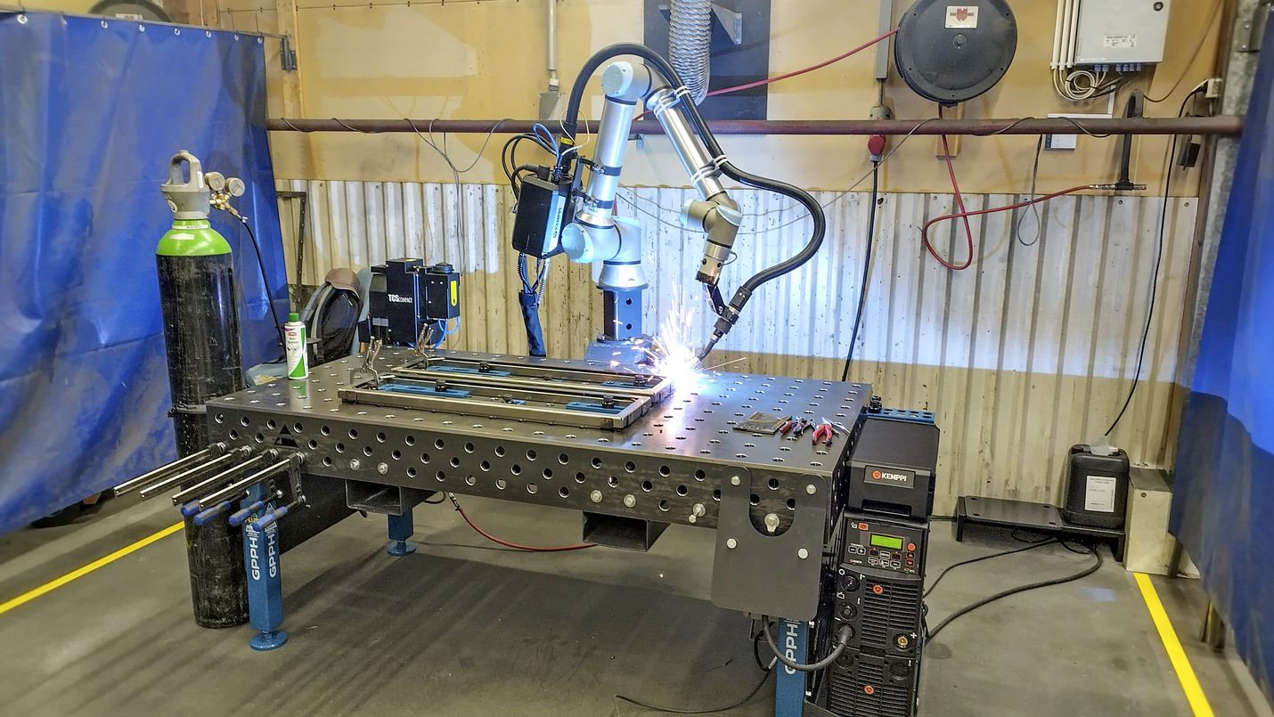 Tältä voi näyttää robotti työssään. Janavalo Oy:ssä otettiin viime syksynä käyttöön hitsaajacobottisolu. Cobottisolulla tarkoitetaan cobotin eli käsivarsirobotin ympärille rakennettua tuotantoyksikköä.