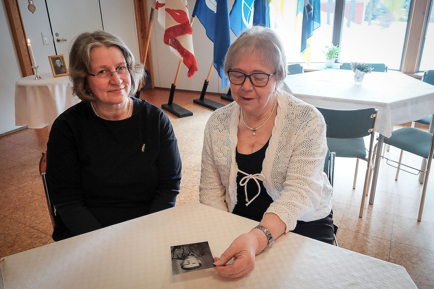 Auli Rinne (vas.) ja Ritva Parjanen ovat Taisto Salmisen sukua tämän äidin Ellenin puolelta. Heidät kuvattiin hautakiven paljastamisen jälkeisessä muistotilaisuudessa Lapin seurakuntakodilla.