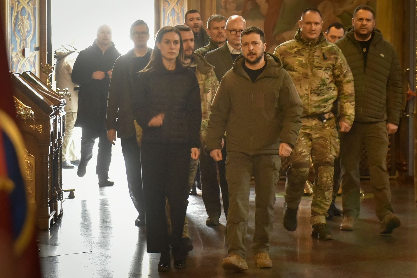 Pääministeri Sanna Marin osallistui viikonloppuna Dmytro Kotsjubailon hautajaisiin Kiovassa. Hän astui sisään Pyhän Mikaelin luostariin Ukrainan presidentin Volodymyr Zelenskyin kanssa. 