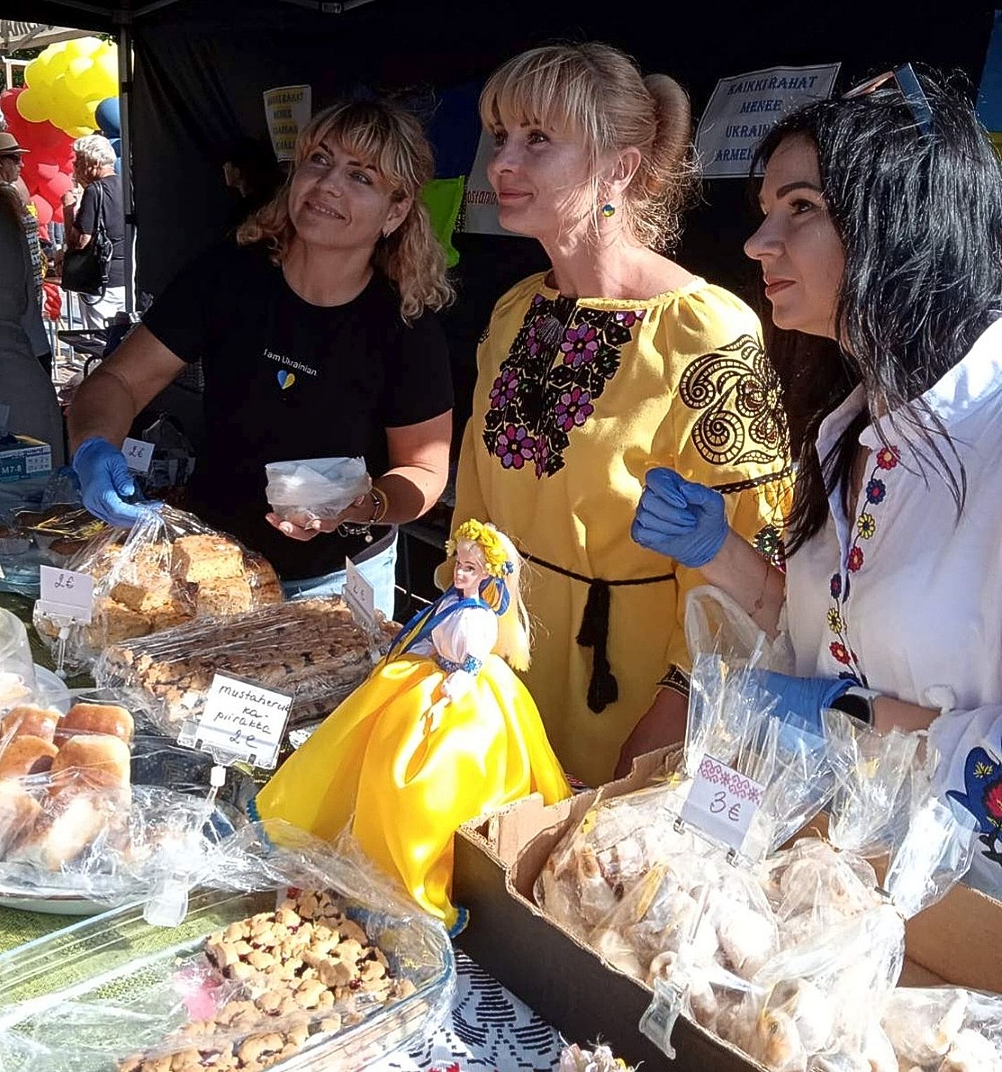 Viktoria Hulenko (kesk.) oli viime kesänä Ira Tsabanovan ja Lesia Pustomytenkon kanssa Uudessakaupungissa myymässä leivonnaisia. Myynnistä saadut varat käytettiin Ukrainan tukemiseen. 
