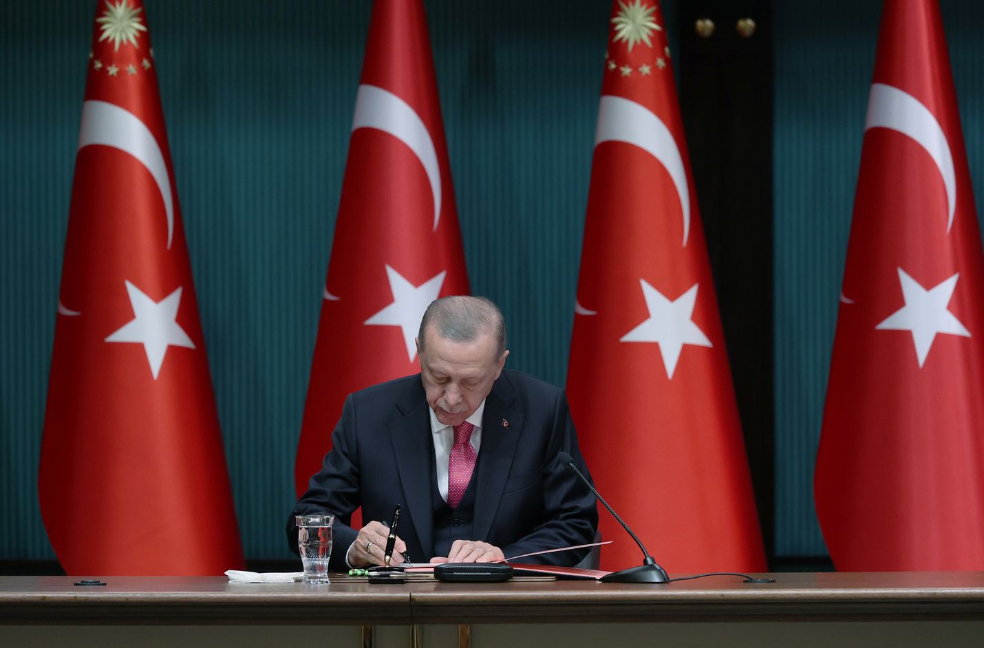 Turkin presidentti Recep Tayyip  Erdoğan saattaa olla valmis luopumaan vastustuksestaan Suomen Nato-jäsenyydelle vielä ennen maan toukokuisia vaaleja. Kuvassa  Erdoğan allekirjoittaa määräystä maansa presidentinvaalien ajankohdasta, joksi tuli 14. toukokuuta.