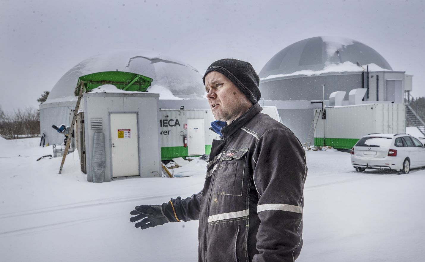 Janne Vuorenmaan tila on biokaasun edelläkävijä. Uusin reaktori, kuvassa oikealla, on juuri aloittanut tuotantonsa. 