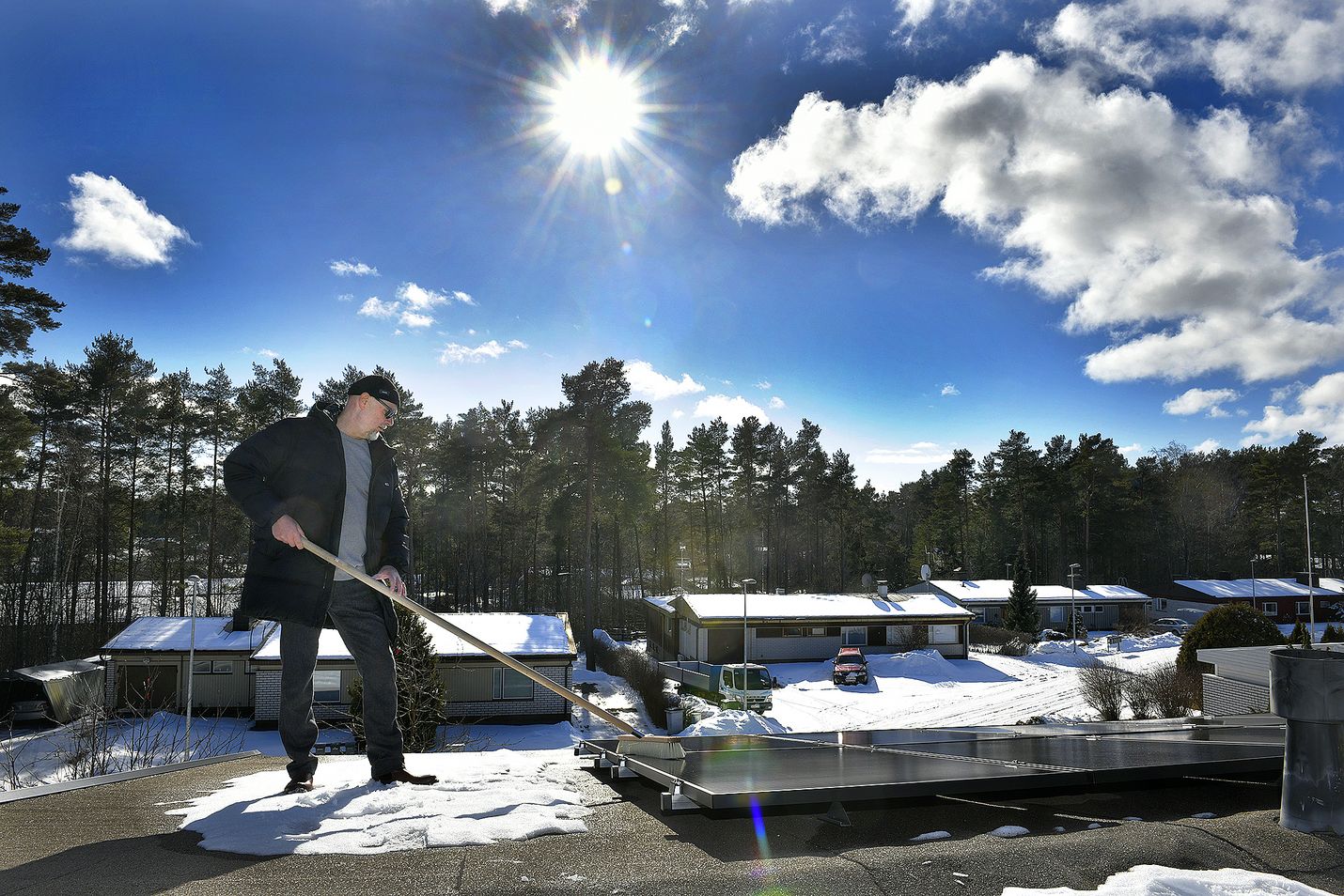 Lumi pois sähkön tieltä. Jorma Haikosen aurinkosähköjärjestelmän niin sanottu piikkiteho on 5,8 kilowattia, ja aurinkoisena maaliskuun iltapäivänä tuotto oli jo neljän kilowatin luokkaa. Haikonen pitäisi hyvänä sitä, että myös myyjä ottaisi lupatarpeen puheeksi asiakkaan kanssa. Olisi tosi ikävää, jos tietämättömyyden vuoksi joutuisi ottamaan paneelit alas, hän mettii.
