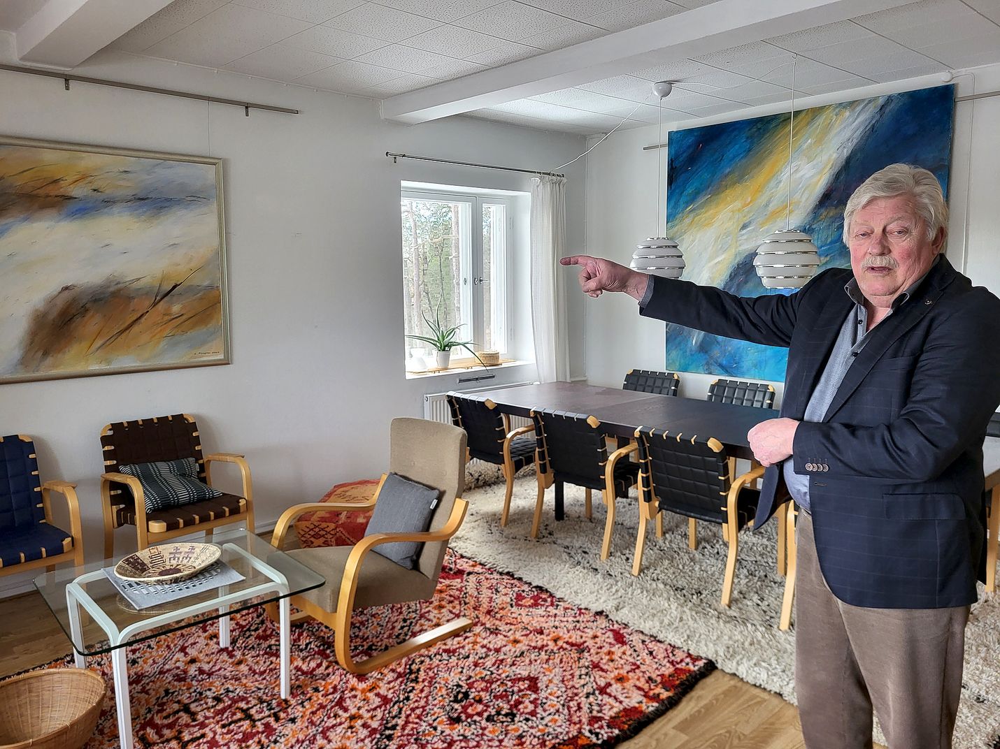 Alvar Aallon Terassitalossa on tällä kaudella esillä Lasse Kempaksen maalauksia. Elämän virrassa -näyttely esittelee kolmisenkymmentä Kempaksen teosta.
