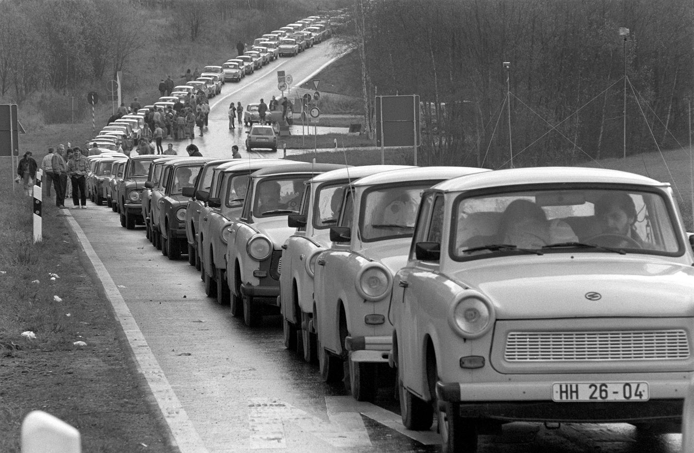 Pitkä jono DDR:n asukkaita Trabant-autoineen suuntasi Tshekkoslovakian rajalle 5.11.1989. Viisi päivää myöhemmin Itä-Saksa avasi rajansa ja Berliinin muuri murtui. Suomella oli edelleen YYA-sopimus Neuvostoliiton kanssa, eikä Suomi hakenut Naton jäsenyyttä kyseisenä vuonna.