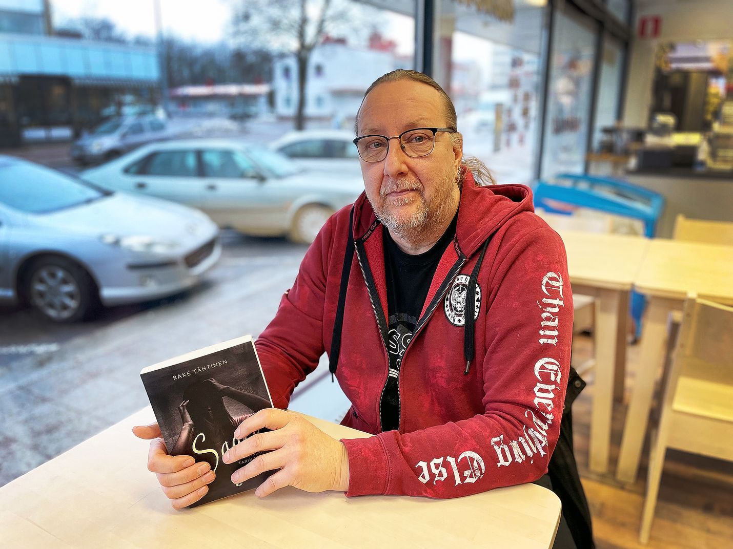 Rake Tähtinen sijoittaa kirjansa Uuteenkaupunkiin. Saari on kirjailijan kymmenes romaani. Siinä palataan ajassa    taaksepäin 1980-luvulle. Kirjailija on upottanut tarinaan myös omia nuoruusaikojaan.