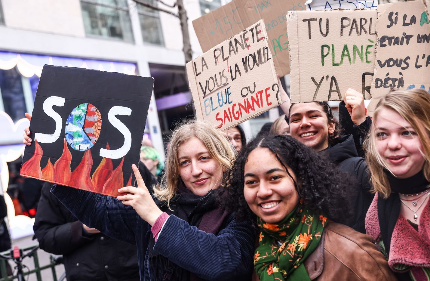 Ilmastokysymys on tulevaisuuden kannalta äärimmäisen tärkeä. Nuoret aktivistit pitelivät SOS-kylttejä Pariisissa 10. maaliskuuta, kun meneillään oli perjantait tulevaisuudelle -mielenosoitus maapallon lämpenemistä vastaan. Nuorisovetoinen toiminta sai alkunsa vuonna 2018 ja sillä vaaditaan ilmasto-oikeudenmukaisuutta.