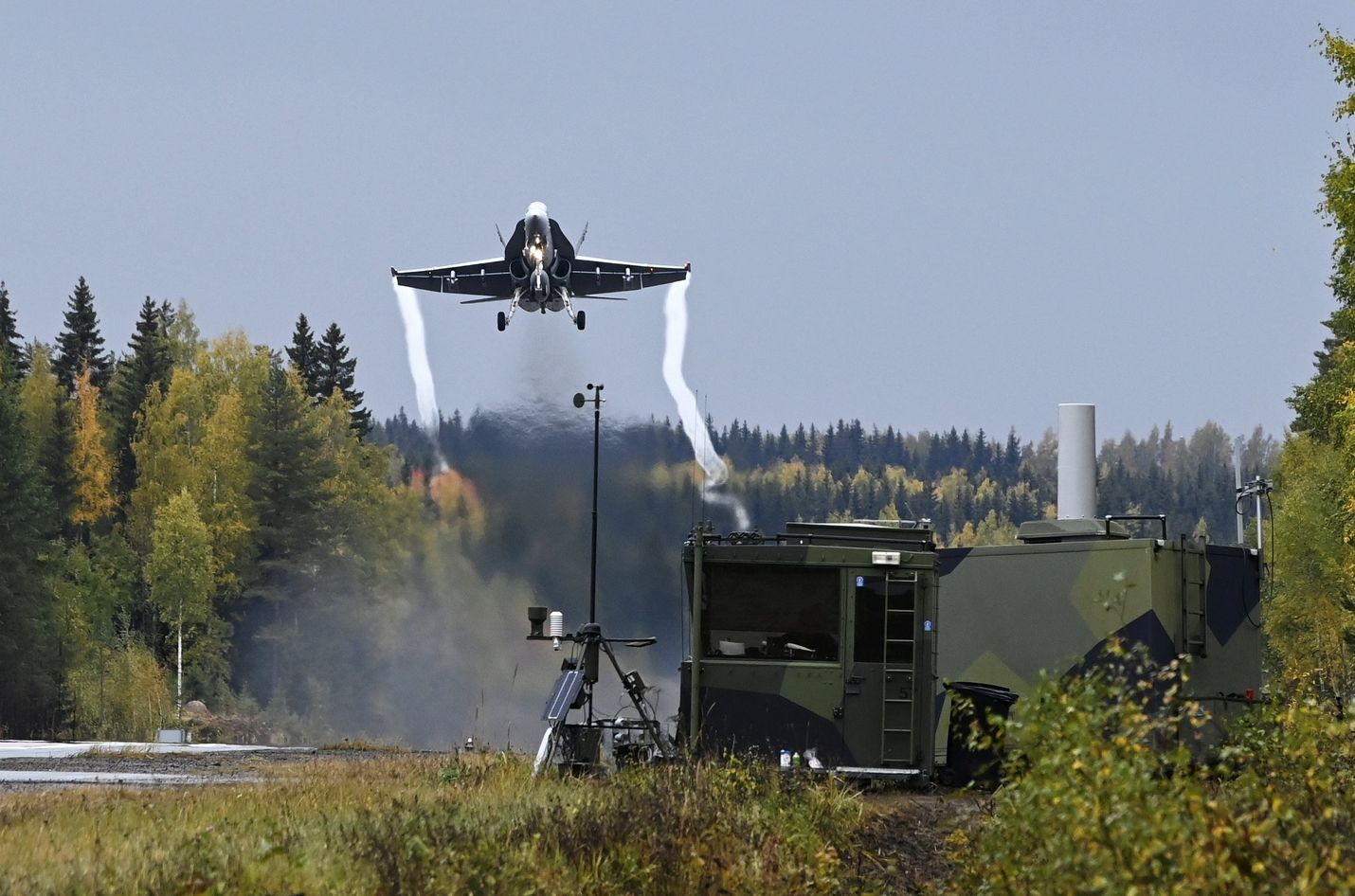 Suomen ilmavoimien F/A-18 Hornet -monitoimihävittäjä Ilmasotakoulun järjestämässä Baana 2022 -lentotoimintaharjoituksessa Joutsan varalaskupaikalla 28. syyskuuta 2022.