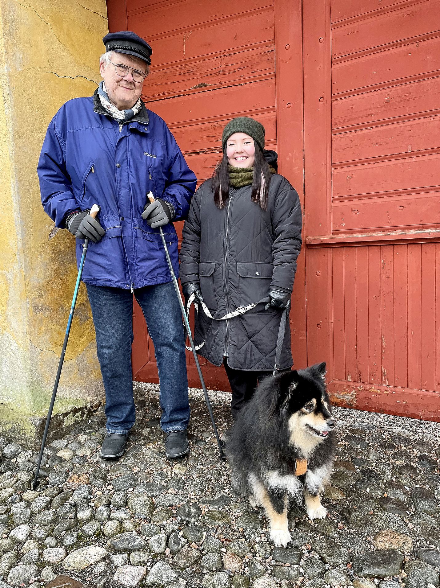 Erkki Tammiaho, Laura Saarinen ja Helga-koira tapaavat joka keskiviikko kello 16 yhteisen  ulkoilun merkeissä. 