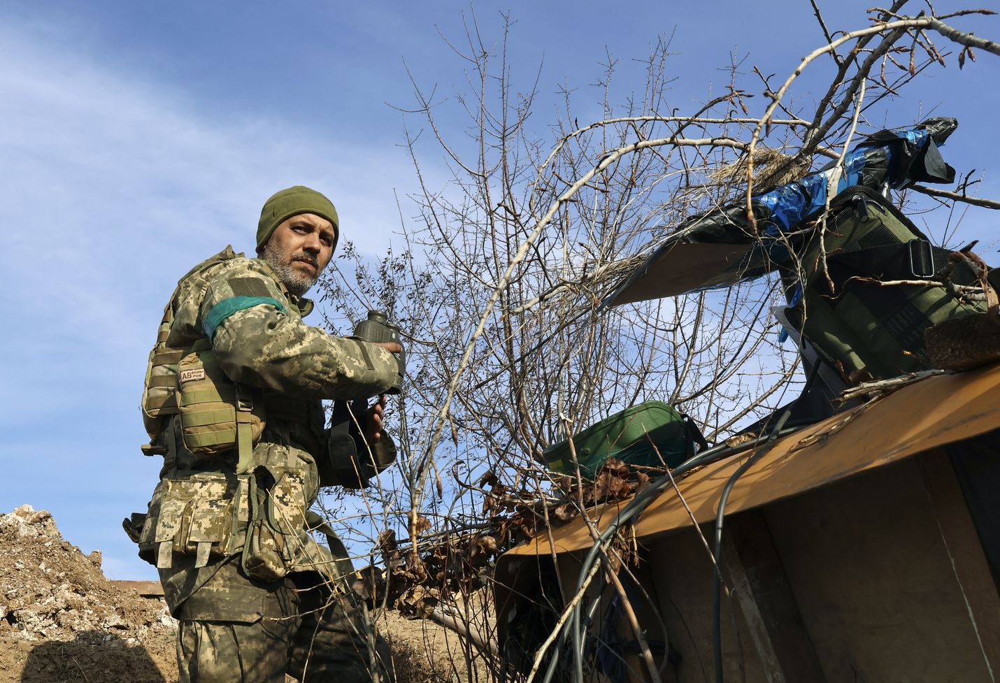 Ukrainan armeija ei päinvastaisesta propagandasta huolimatta ole hylännyt itäukrainalaisen Bahmutin kaupungin puolustamista. Ukrainan asevoimien odotetaan valmistautuvan vastahyökkäykseen, ja juuri Bahmutissa Venäjälle on aiheutettu raskaita tappioita. Ukrainalainen sotilas vahti vihollisen lentokoneita lähellä etulinjan Bahmutia lauantaina.