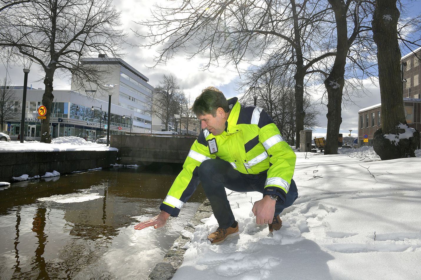 Näin korkealle Kanali täytetään, näyttää kunnallistekniikan johtaja Jaakko Aerila.