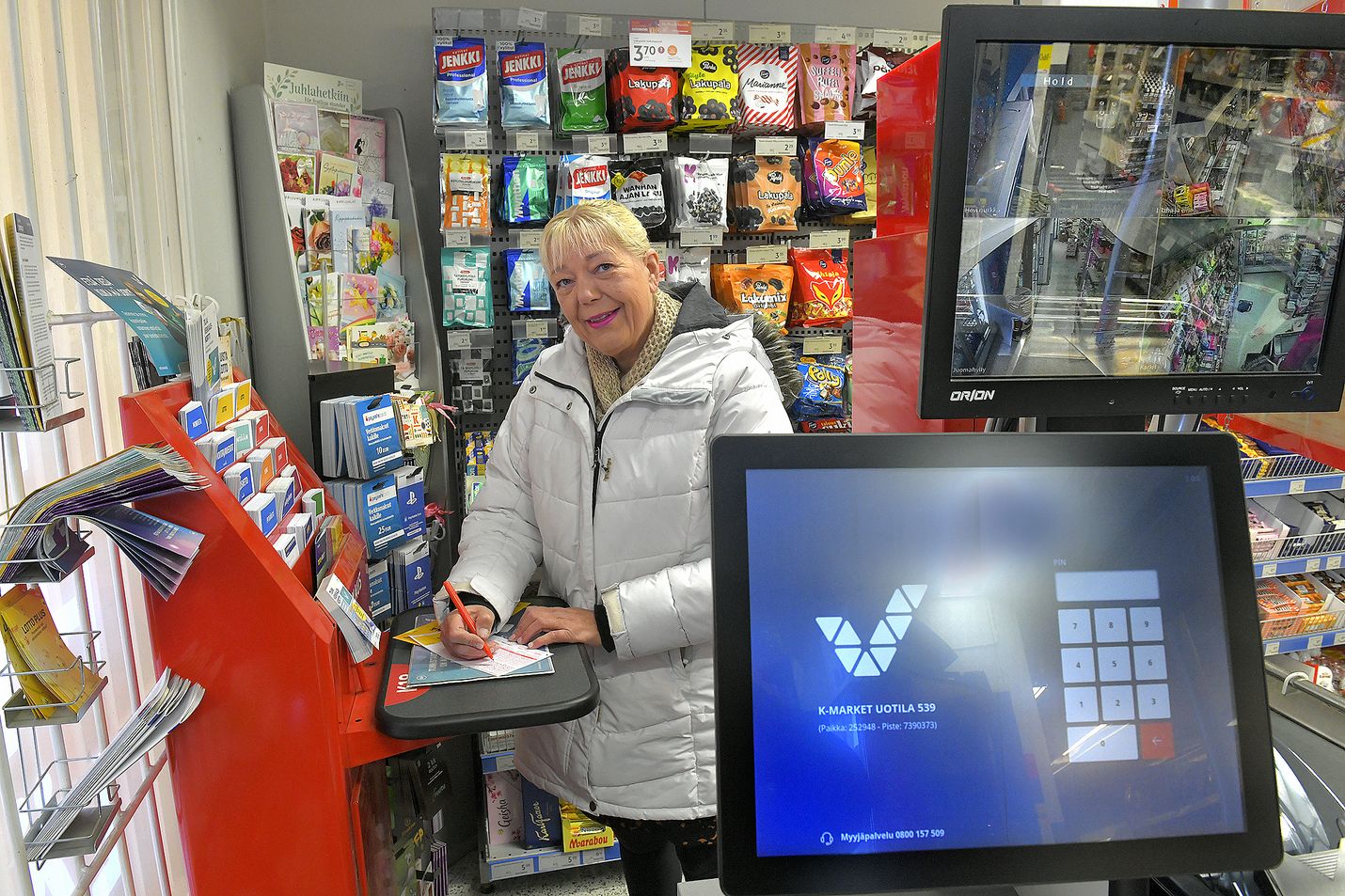 Raumalainen Jaana Närvi ostaa kimppalottokuponkinsa usein Uotilan K-Marketista. Hän on pyörittänyt neljää eri peliporukkaa jo yli kymmenen vuoden ajan. Nyt pelaaminen muuttuu tunnistautumisvaatimuksen myötä, ja pelkona on, että ainakin osa pelaajista jää pois.