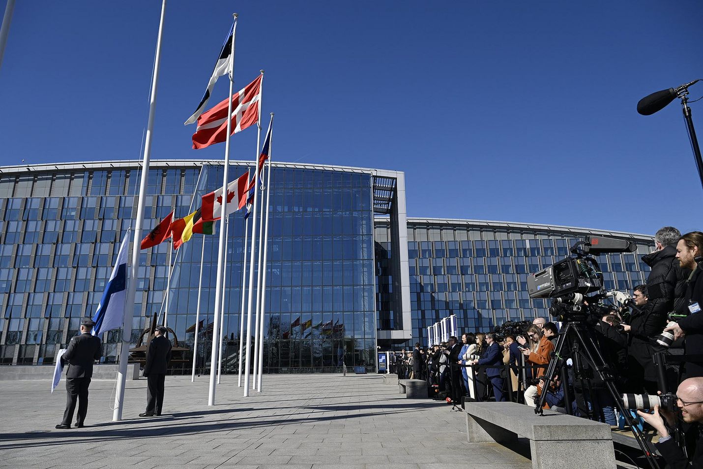 Tunteikas hetki. Maamme-laulu soi ja siniristi nostettiin Nato-maiden lippurivistöön Naton päämajan edessä Brysselissä tiistaina.
