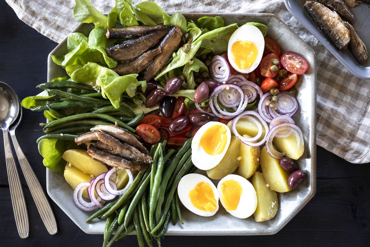 Ranskalainen Nizzan salaatti on klassikkoannos, jossa vahvat maut täydentävät toisiaan. 
