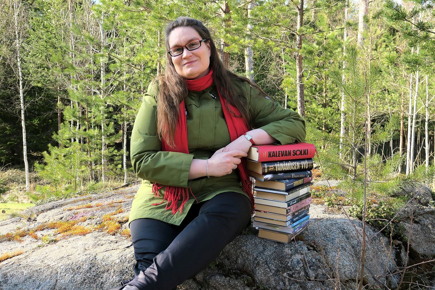 Elli-Mari Aholan mukaan tutkimuksen aineistona olevista Kalevala-muunnelmista yksikään ei vaadi Kalevala-tietämystä ollakseen lukijalle kiinnostava. Väitöskirjan tekeminen kokopäiväisen toimittajan työn ohella oli pitkä projekti, joka alkoi vuonna 2016.
