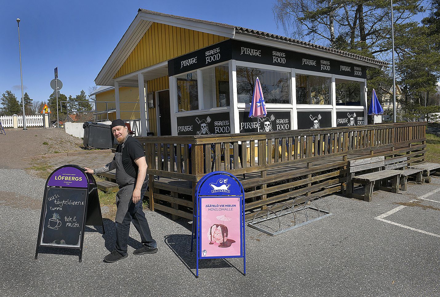 Norjassa asuva Marko Huusansaari etsi netistä sopivaa kesäkahvilaa ja päätyi Raumalle. Entinen Koulurannan kioski on nyt Pirate Street Food.