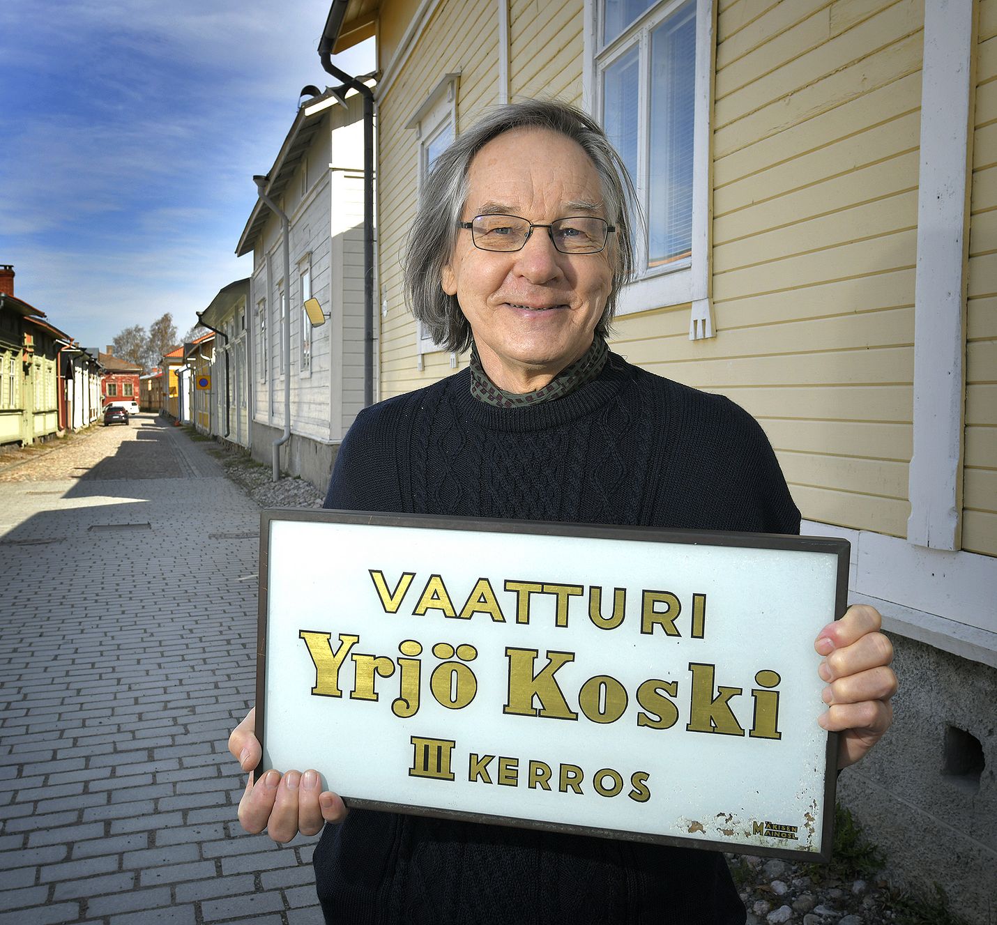 Rauman taidemuseon eläkkeellä oleva intendentti Janne Koski palaa kotikaupunkiinsa Turkuun ja vieläpä samaan taloon, jossa isoisä Yrjö Koski piti vaatturiliikettä.