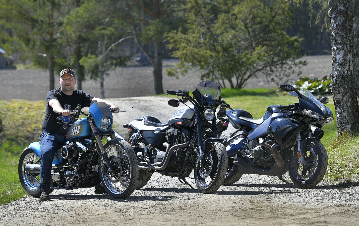 Kuvaushetkellä Vähä-Ettalan perheessä oli kolme moottoripyörää. Niklas istuu myynnisä olevan  Harley-Davidson Softailin selässä, keskellä on Harley-Davidson XR 1200 X ja oikealla Buell 1125 R.