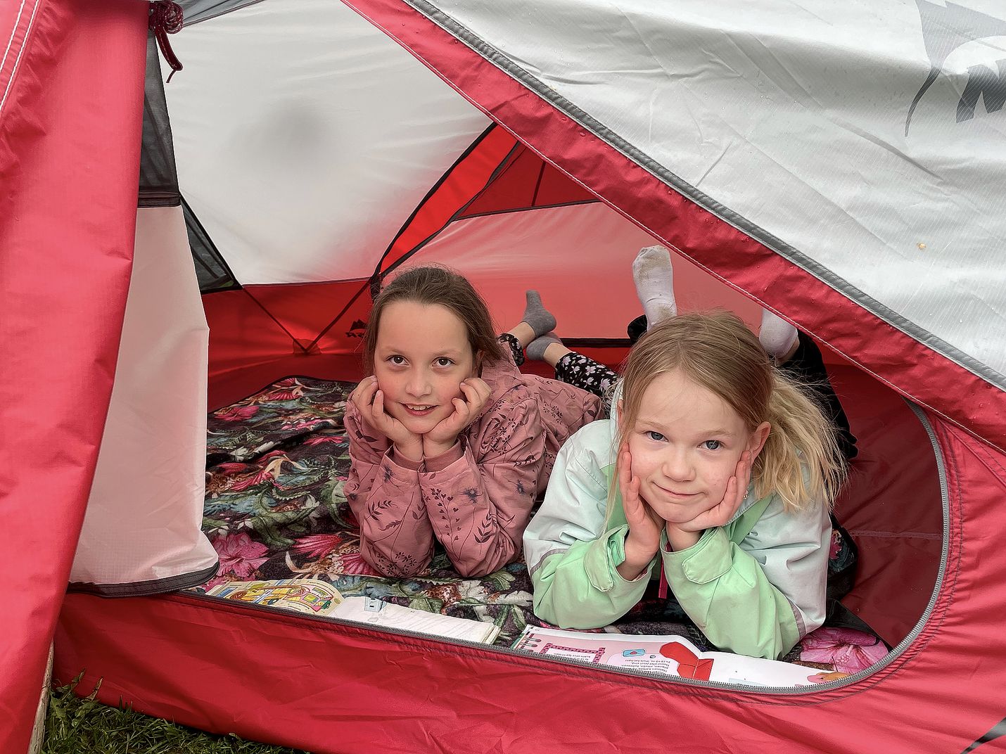 Laura Murumäe (vas.) ja Enni Helin viettivät keskiviikkona lukuhetkeä teltassa Seminaarin puutarhassa. Lukemistona oli Tatua ja Patua ja Ystävysten lukukirjaa.