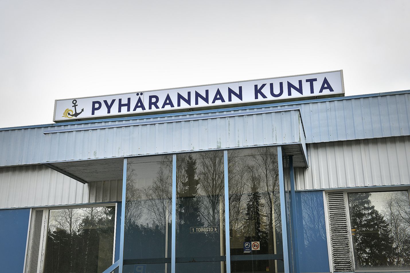 Pyhärannan kunnan johtoon on ollut kiinnostusta kahdella hakukierroksella. Kunnanvirasto toimii nykyään Ihoden Lasikujalla.