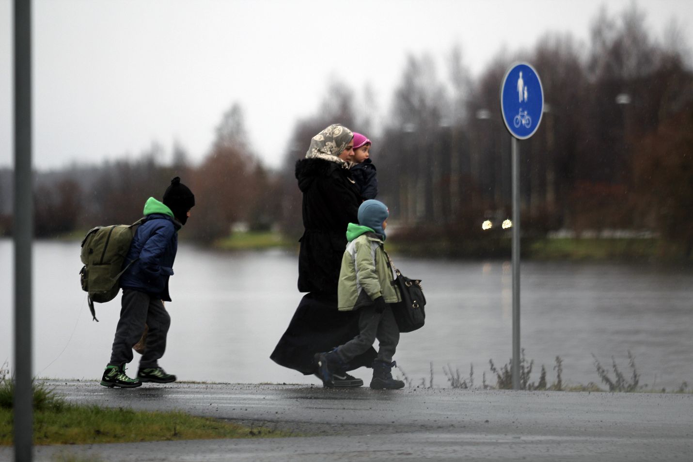 Kymmeniätuhansia turvapaikanhakijoita tuli Ruotsista Suomeen syksyllä 2015. Kuva on otettu marraskuussa 2015 Torniossa. Puolueet vääntävät tällä viikolla maahanmuuttopolitiikasta hallitusneuvotteluissa.