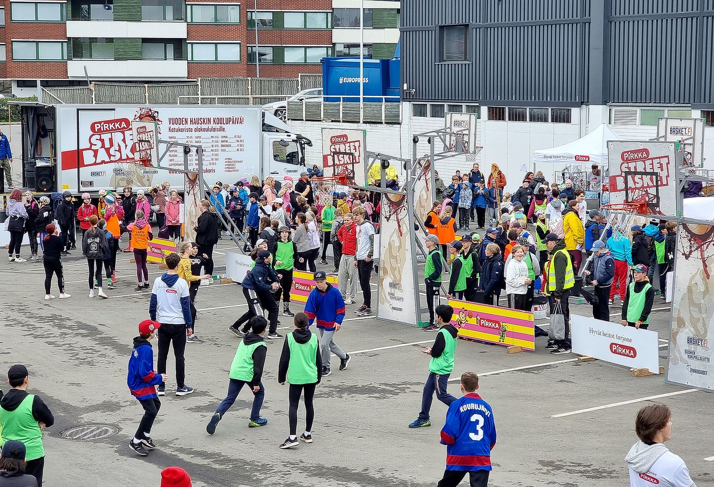 Raumalla K-Supermarket Arenan parkkipaikalla järjestettyyn Pirkka Street Basket -tapahtumaan osallistui yli 400 alakoululaista.