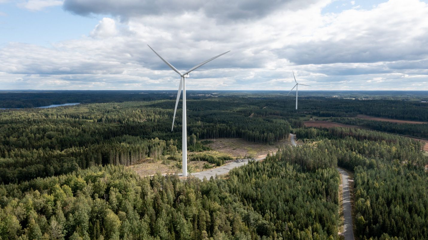 Vaikka avomeren puolelta uutisoidaan jättihankkeista, on tuulivoimalla valtava imu edelleen myös maalla. Ilmattaren Humppila-tuulipuiston (kuvassa) voimaloiden enimmäiskorkeus on 210 metriä.