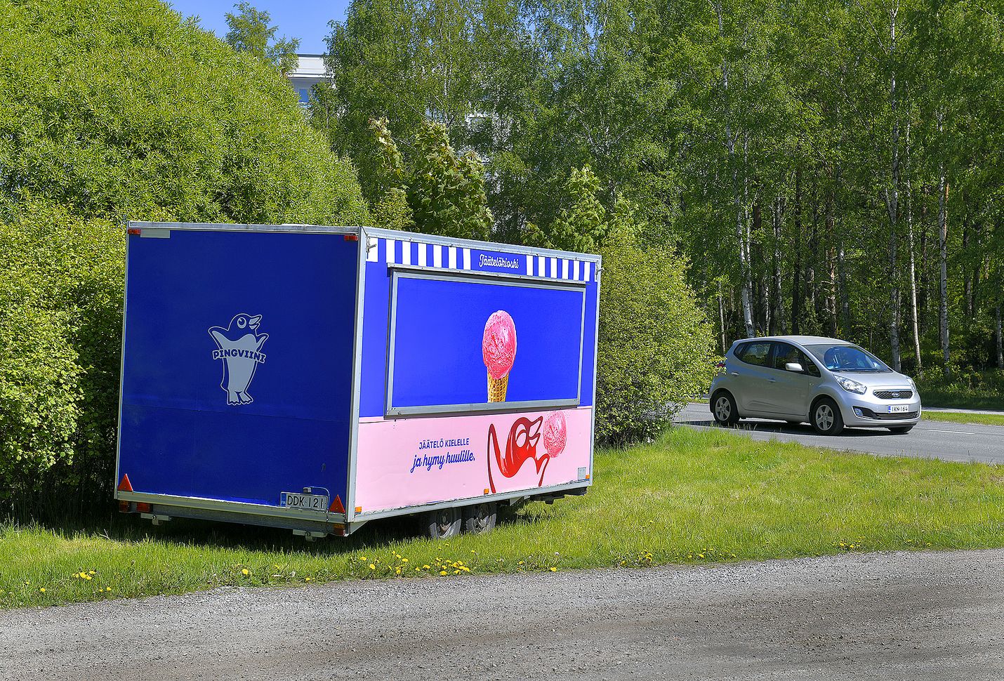 Rauman Makista pyörittävä yritys Helpot Velhot Oy pystytti jäätelökioskin Sorkantien varteen. Toinen yrityksen jäätelökioskeista Monnankatu 15:ssa avautuu myös ensi viikon maanantaina. 