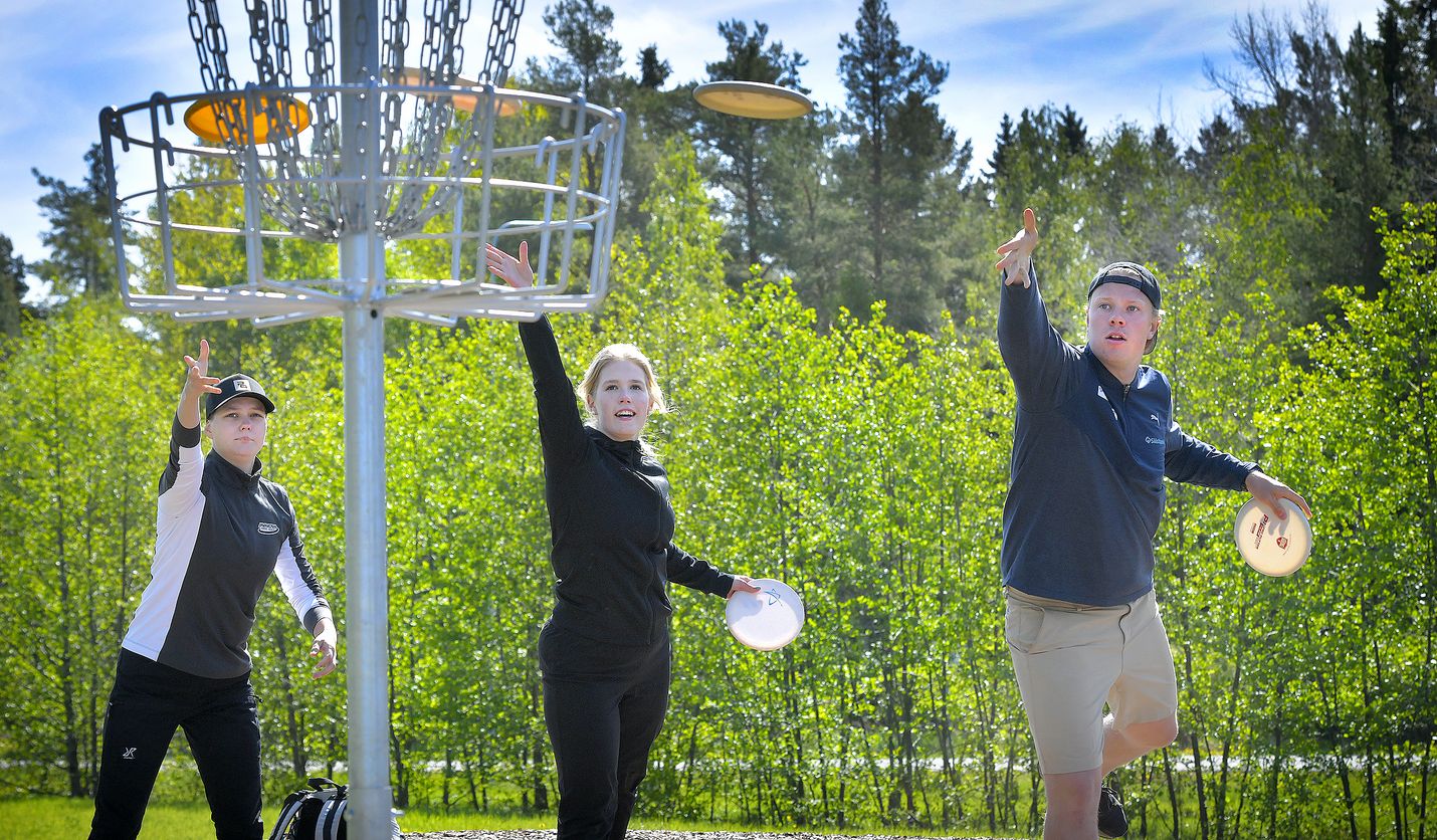Henna Blomroos (vas.) on saanut rinnalleen raumalaisen frisbeegolfin kärkeen Tinja Väisäsen ja Erik Aallon.
