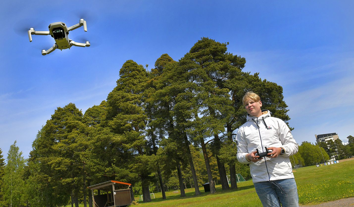 16-vuotias Juho-Eevert Elonen on tuore 4H-yrittäjä ja odottaa innolla kesää. Hän aikoo keskittyä pääasiassa oman drone-kuvausta tarjoavan yrityksensä markkinointiin ja pyörittämiseen, kunhan Traficomin lupa-asiat on ensin saatu kuntoon. 