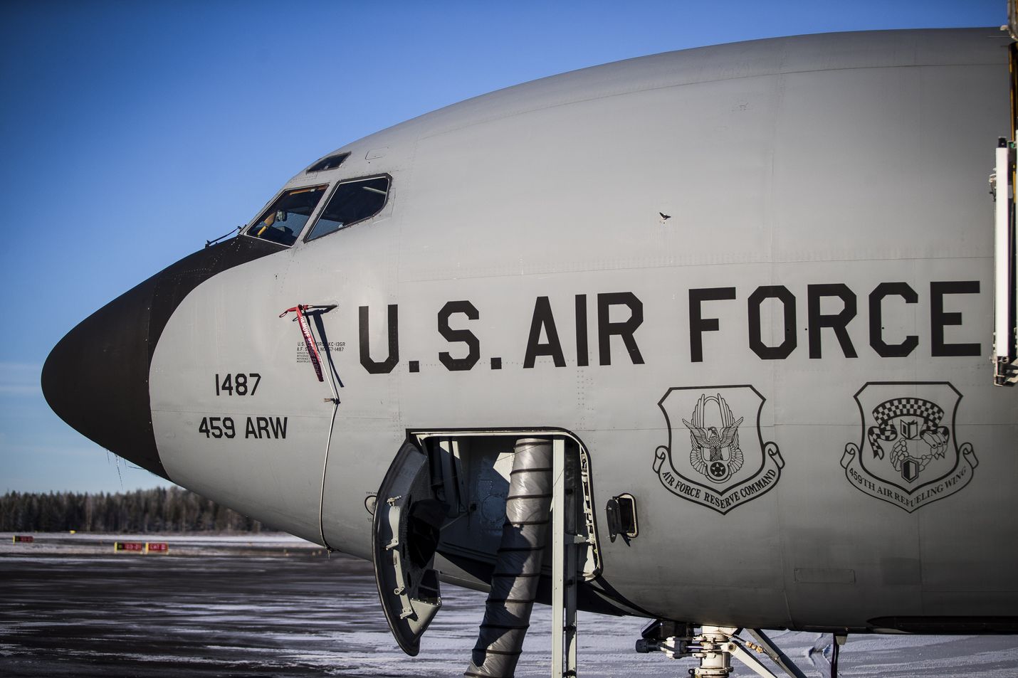 Yhdysvaltain joukot eivät ole pystyneet tuomaan ruokaansa mukanaan EU-lainsäädännön takia. Vuonna 2018 Trident Juncture -harjoitukseen osallistui KC-135-ilmatankkauskone.