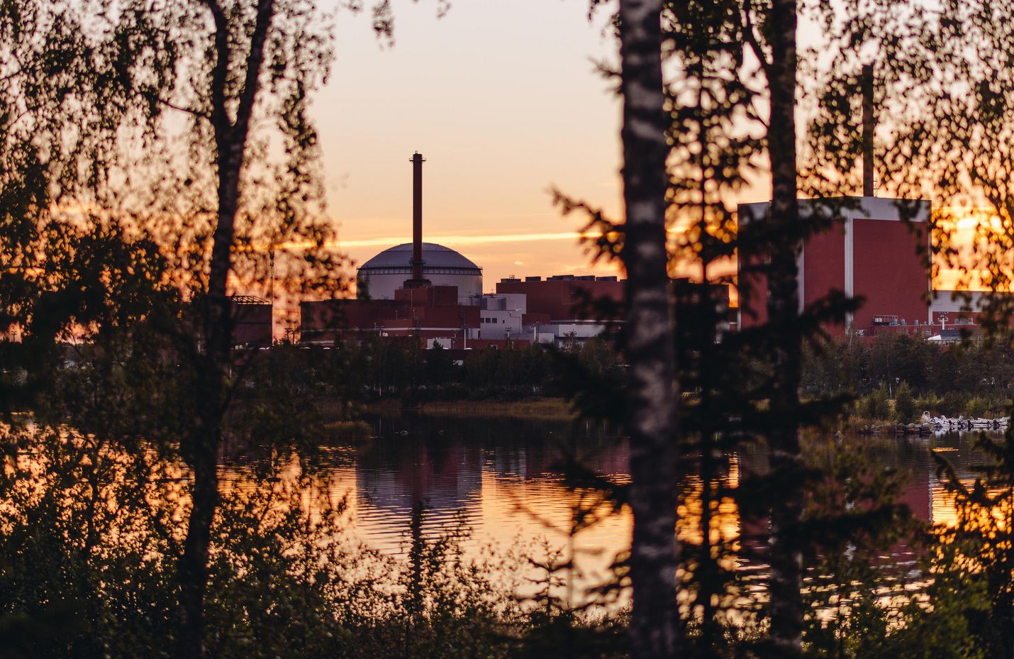 Hallituksessa pelätään, että TVO:n ja Fingridin välinen erimielisyys vaarantaan OL3:n (vas.) käytön täydellä teholla vielä talvellakin.