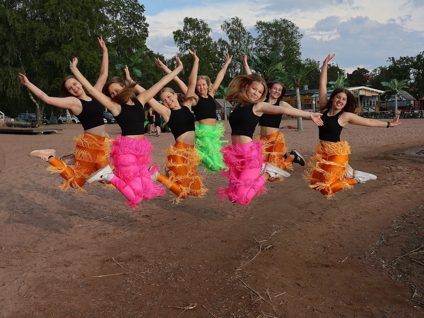 Lilli Sihvonen, Zara Rintala, Sanni Salla, Medeia Vihervä, Emmi Kurittu, Vilma Leivo, Alina Salo, sekä kuvasta puuttuvat Johanna Keskitalo, Vella Tarkki ja Janessa Männikkö loistavat ensiviikolla kirkkaissa housuissaan Italian lavoilla.