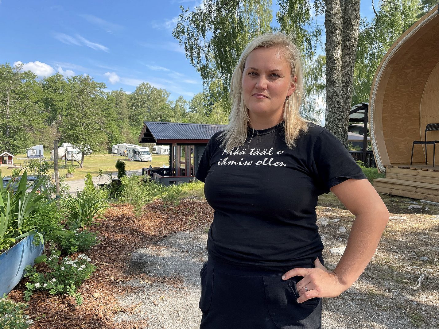 Idearikas puutarha-alan ammattilainen ja leirintäalueen emäntä Heidi Lavi on loihtinut miehensä Jere Stenroosin kanssa Pyhärannan Kievari & Camping -alueesta kauniin kesäisen keitaan. 