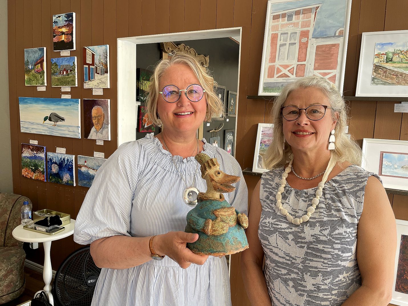 Ystävykset Hannele Rekola (vas.) ja Maiju Aarnio ovat tuoneet ensimmäistä kertaa taidettaan yhteisnäyttelyyn. Naurua ja merihaurua -näyttely on esillä Taideraumassa koko heinäkuun. 