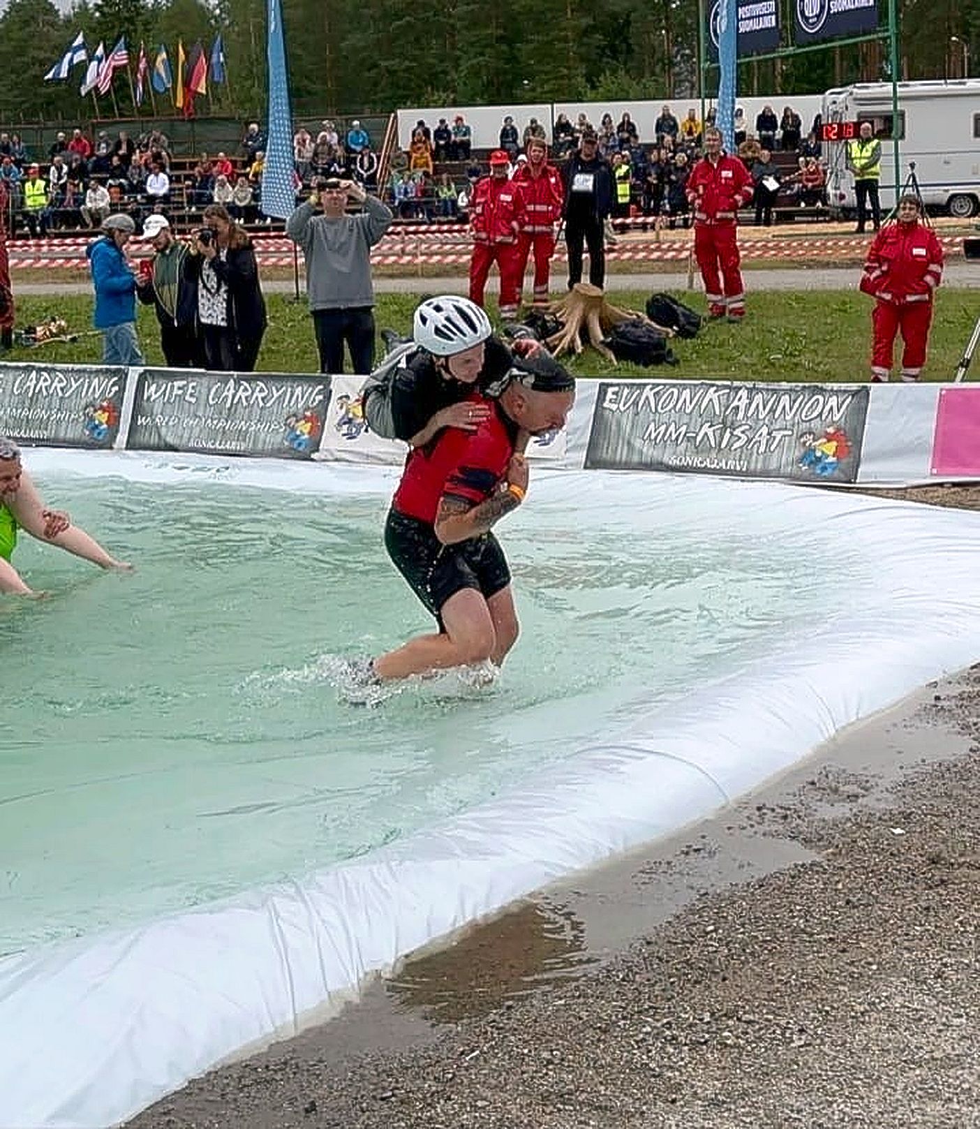Miika Rantanen pystyi pitämään vajaat 50 kiloa painavan puolisonsa Tuija Lahtisen harteillaan, vaikka hän muksahtikin upoksiin syvässä vesihaudassa.