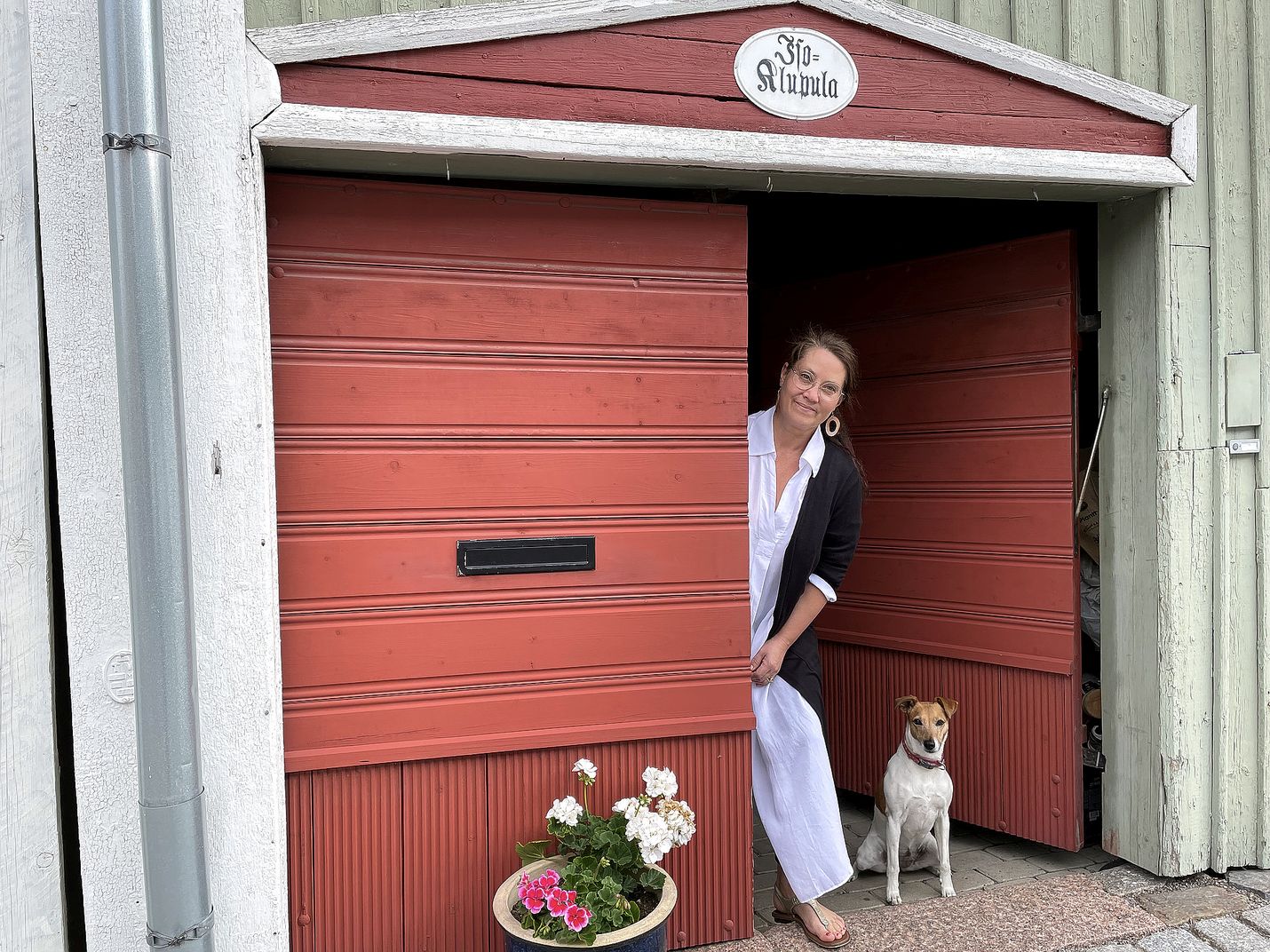 Iso-Klupulaa Vanhankirkonkatu 16:ssa emännöivä Nina Sjöroos ja Ada-koira avaavat talonsa pihaportit yleisölle Pitsiviikolla Vanhan Rauman Avoimet pihat ja pihakirppikset tapahtumassa.